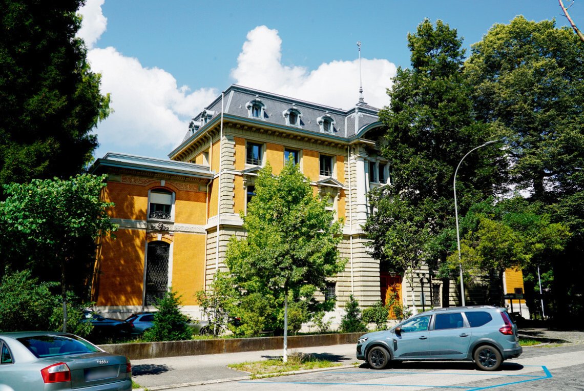 Ein stattliches Gebäude, traditionelles Handwerk und modernste Technik