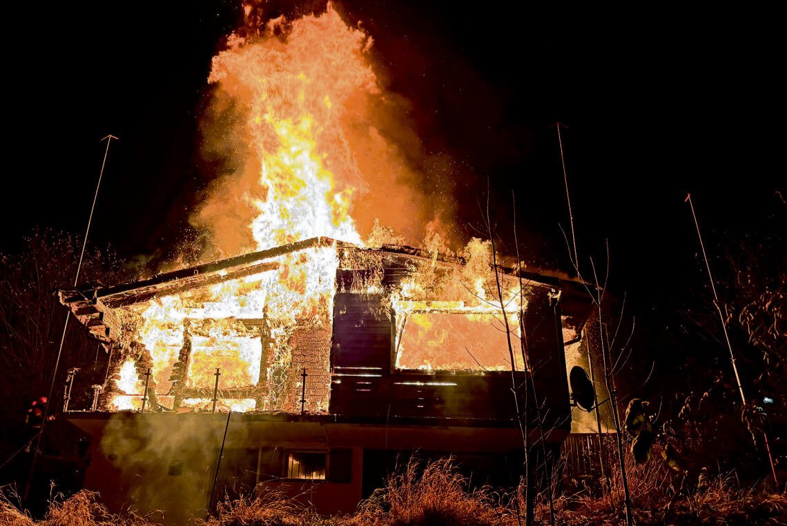 Brand von Einfamilienhaus – eine Person ins Spital geflogen