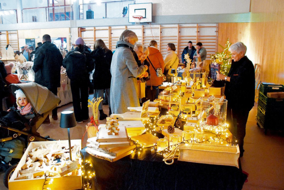 Adventsstimmung mit Markt, Samichlaus und Musik