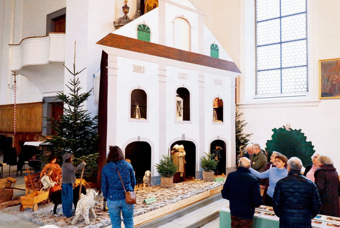 Die Kirchenfront als Krippenlandschaft