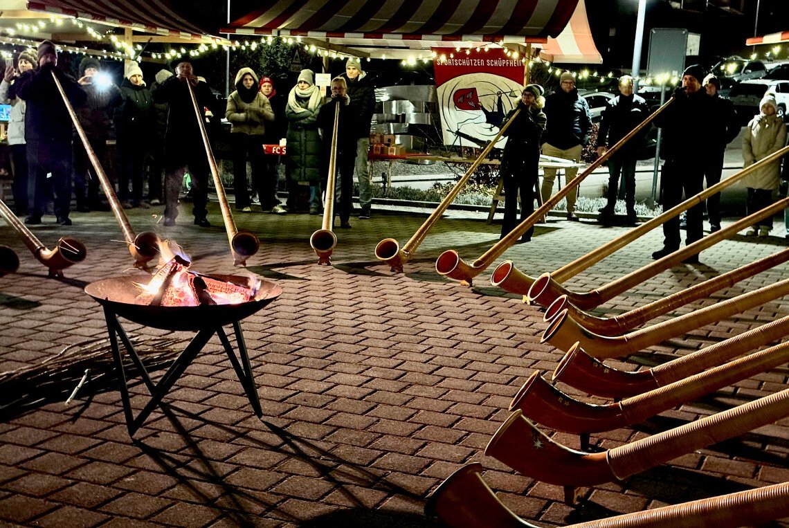 Gemeinsam auf das neue Jahr angestossen 