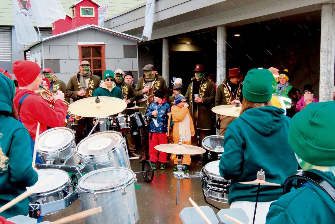Närrisches Treiben trotz Regen und Wind 