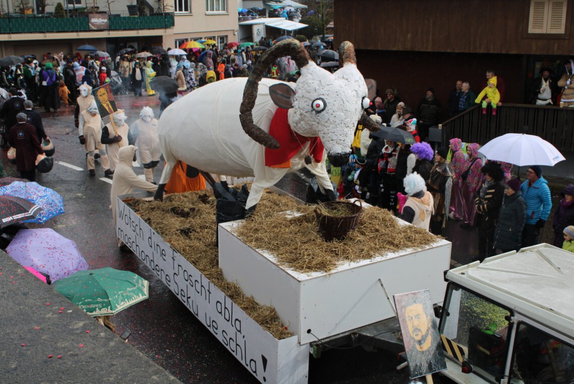 Wetter und Gigezunftumzug zeigten sich vielfältig