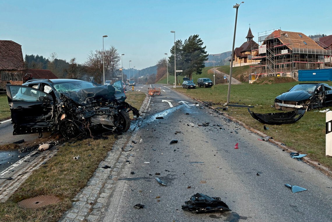 Todesopfer und vier Verletzte bei Verkehrsunfall