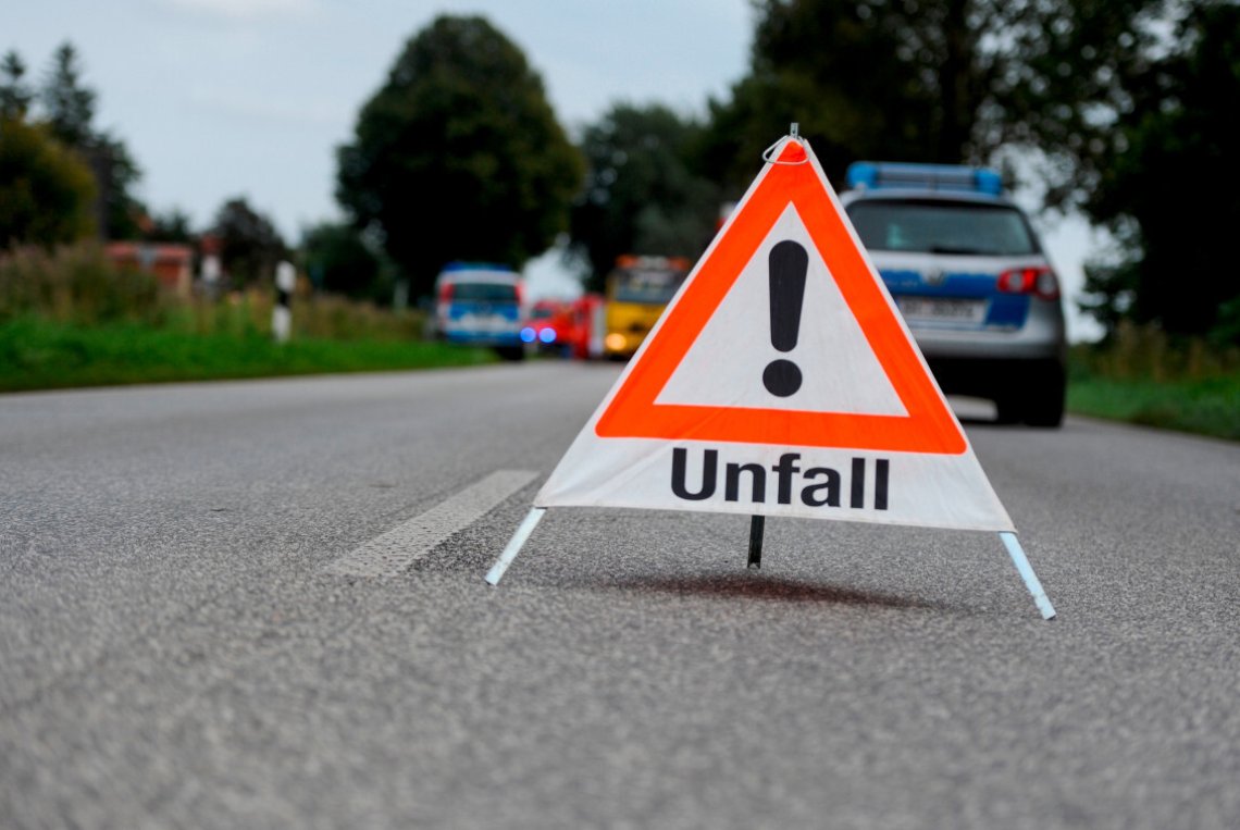 Person stirbt bei Selbstunfall mit landwirtschaftlichem Fahrzeug