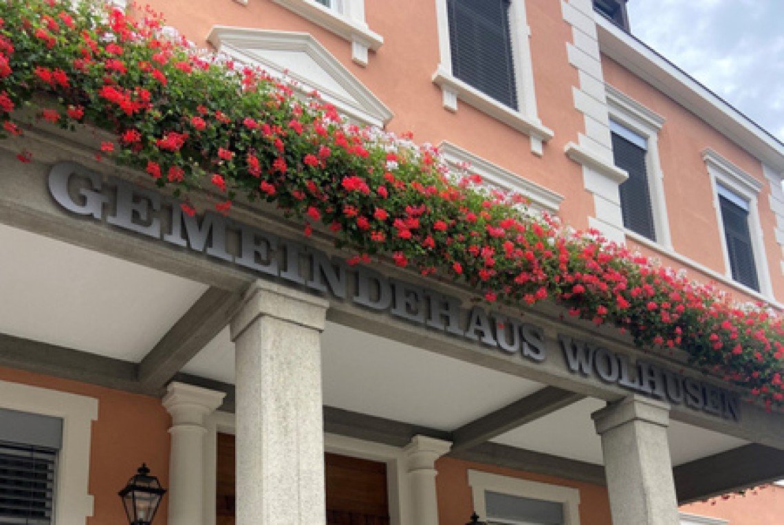 Neue Defibrillatoren beim Gemeindehaus und Schulhaus Berghof