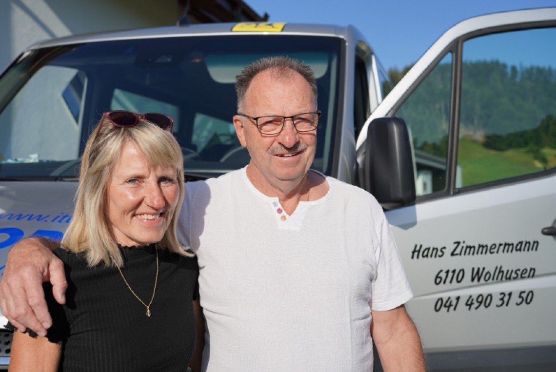 Irène und Hans Zimmermann auf der letzten Schulbusfahrt
